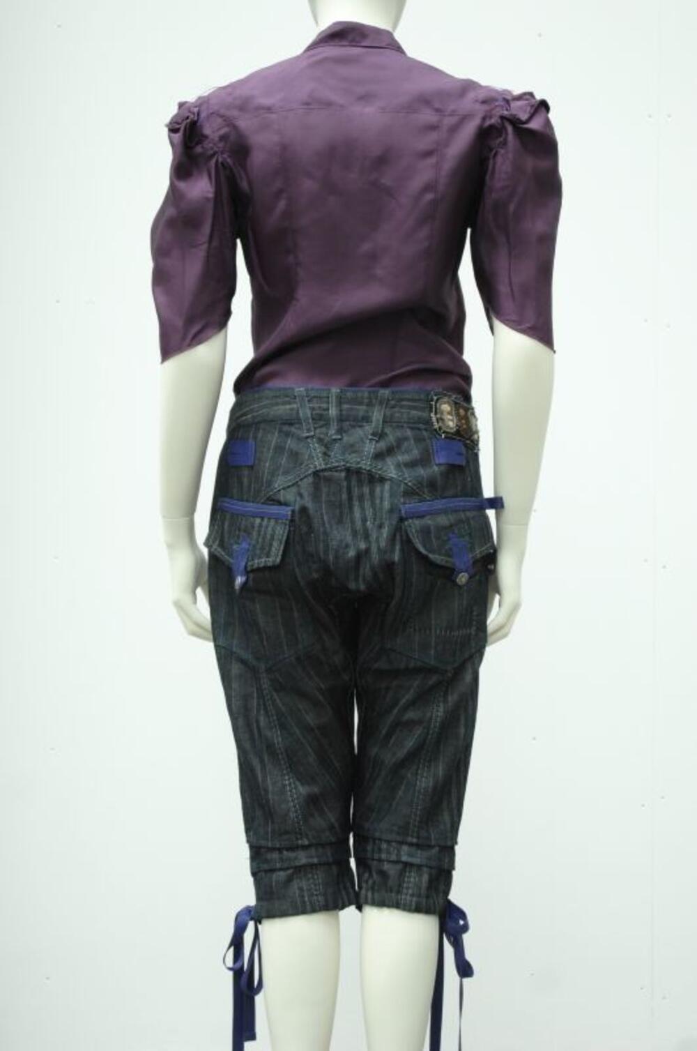 Ensemble bestaande uit kniebroek in blauw en wit gestreepte stof en blouse in paarse stof
