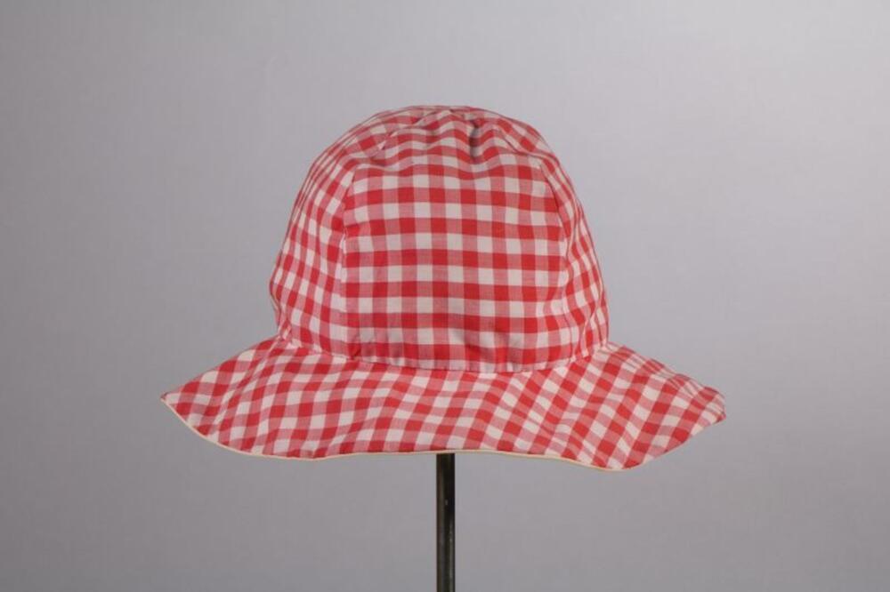 Hoed in rood-witte katoen met vichy-ruitje