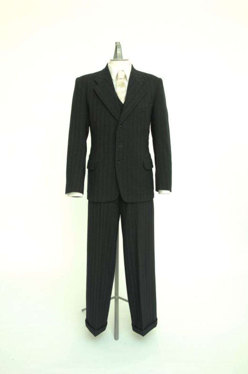 Trouwpak bestaande uit jasje, broek en gilet in het blauw