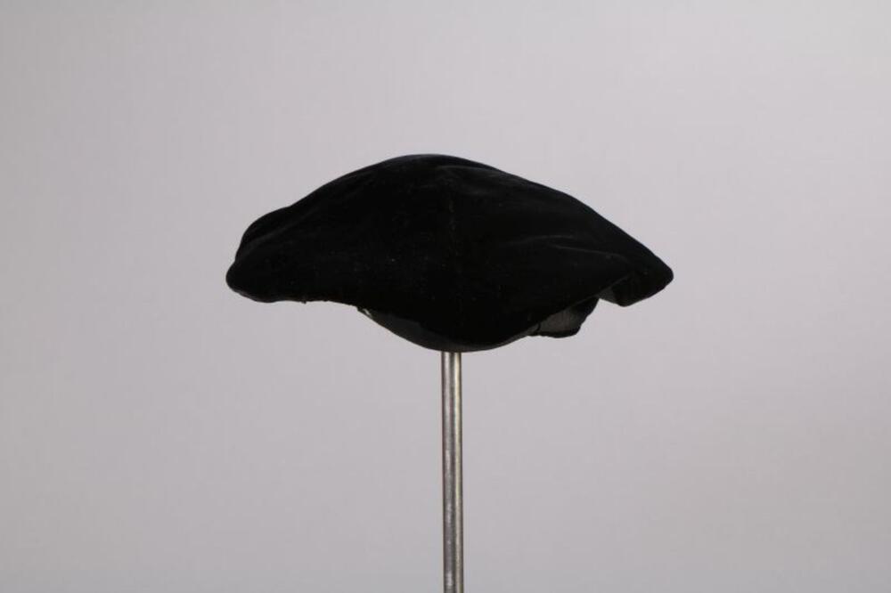 Baret in zwart fluweel met zwart ripslint