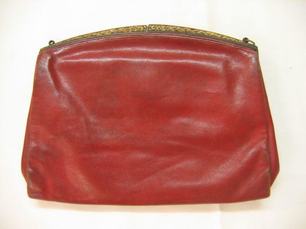 Handtas in rood leer met koperen sluiting