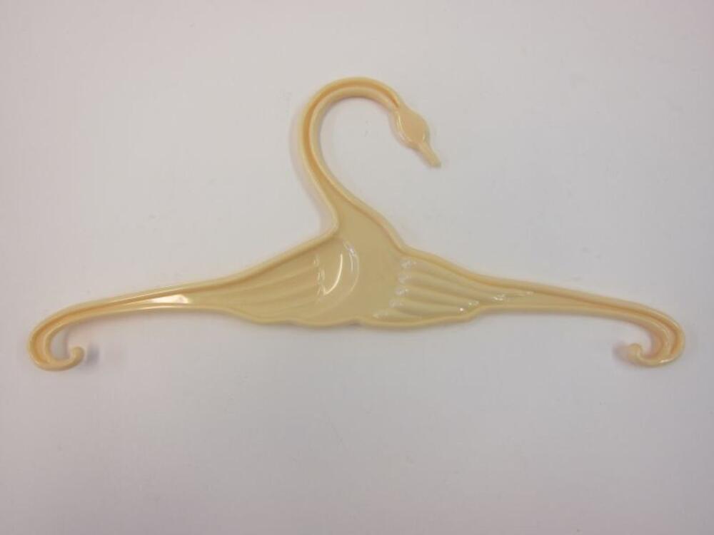 Set met 2 kleerhangers in gele plastic