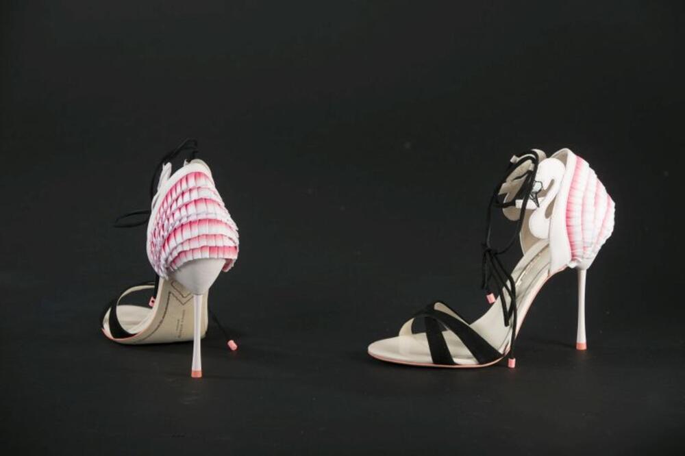 Ensemble bestaande uit sandalen, schoenendoos, zak en hakken