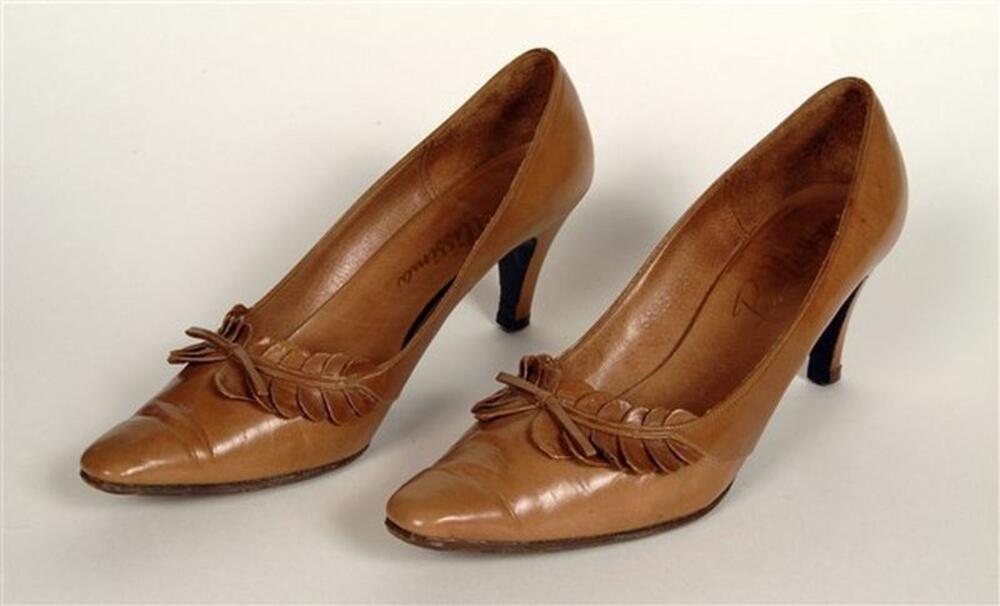 Caramelkleurige schoenen met puntvormige neus en fijne hak