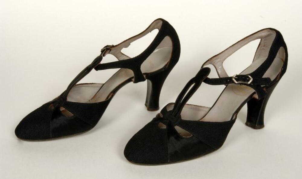 Schoenen in zwarte satijn met T-strap