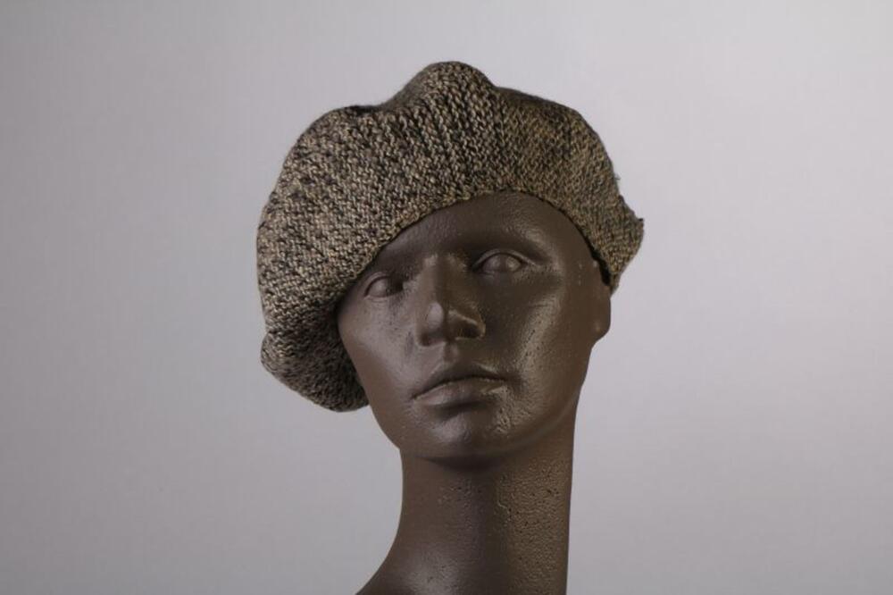 Baret in grijs gebreide wol
