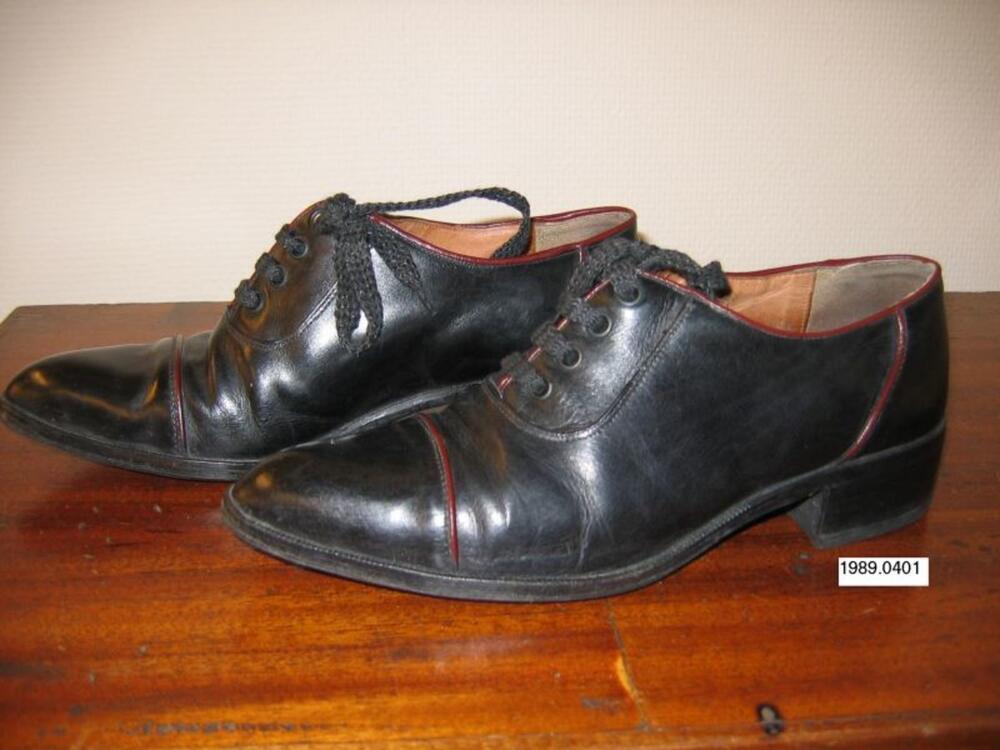 Puntschoenen in zwart leer met rode bies