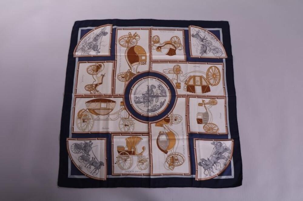Foulard in blauwe en ecrukleurige zijde met print van dameskoetsen