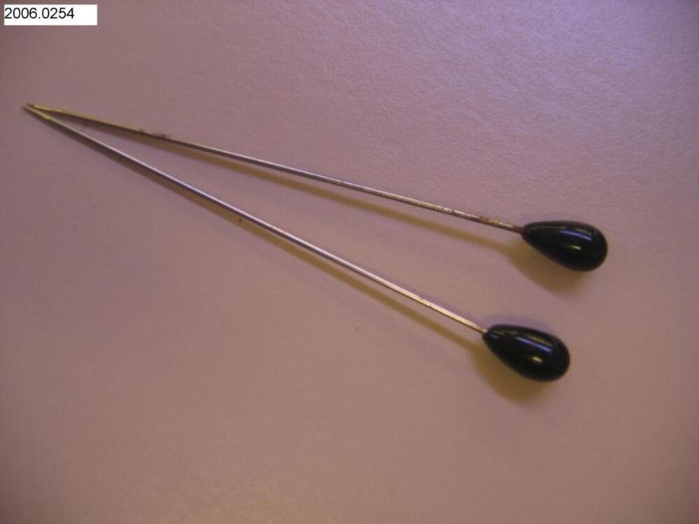 Set met twee hoedenspelden met ovaalvormige zwarte kleine knop