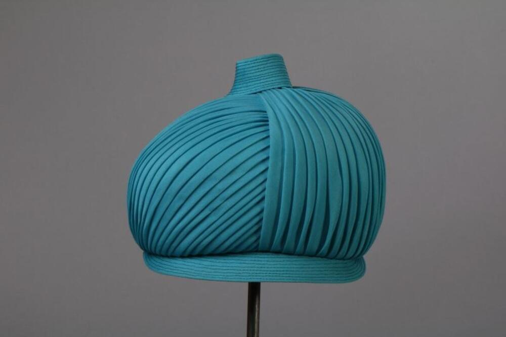 Tulbandhoed in blauwe satijn
