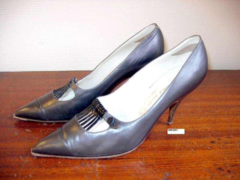 Pumps in muisgrijs leer met fijne naaldhakken