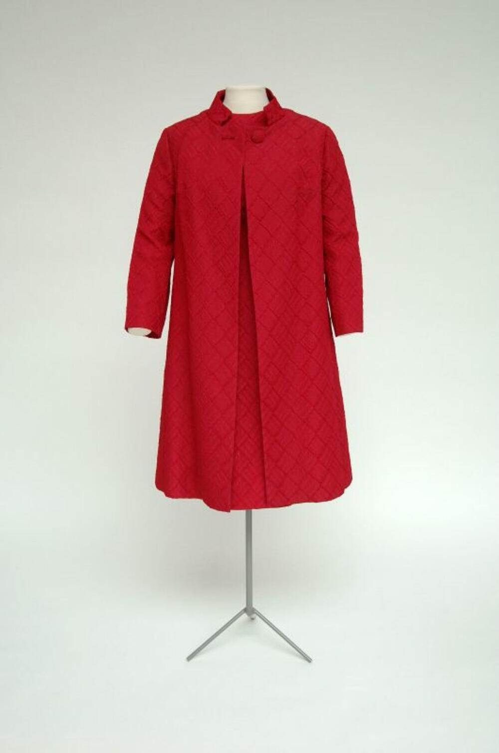 Ensemble in fuchsia stof met abstract motief bestaande uit japon, mantel, pillbox, schoenen,…