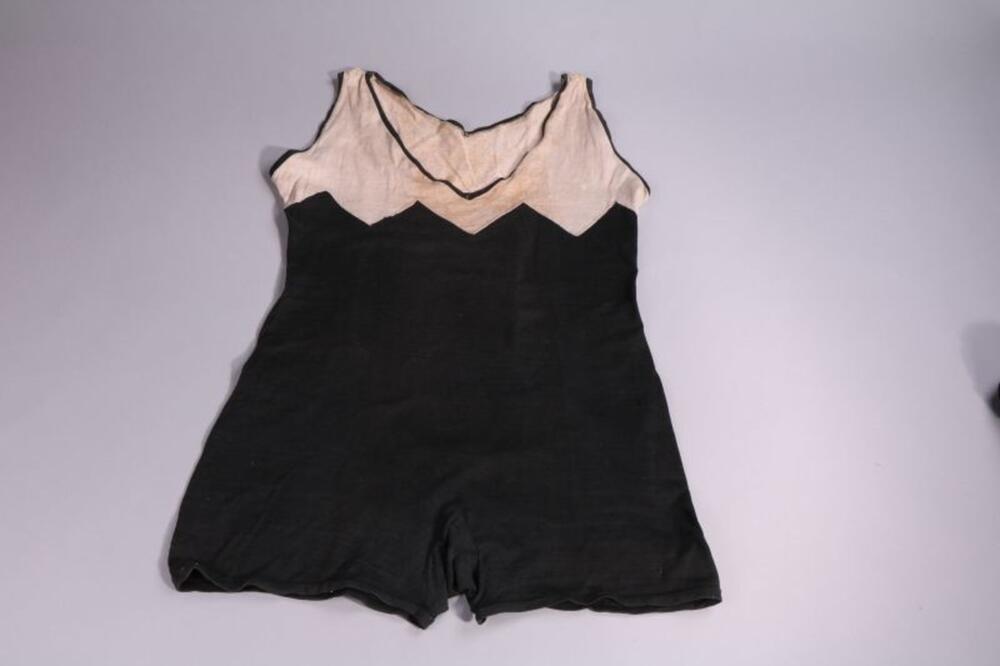 Mannenbadpak in zwarte en beige tricot met bijhorende affiche