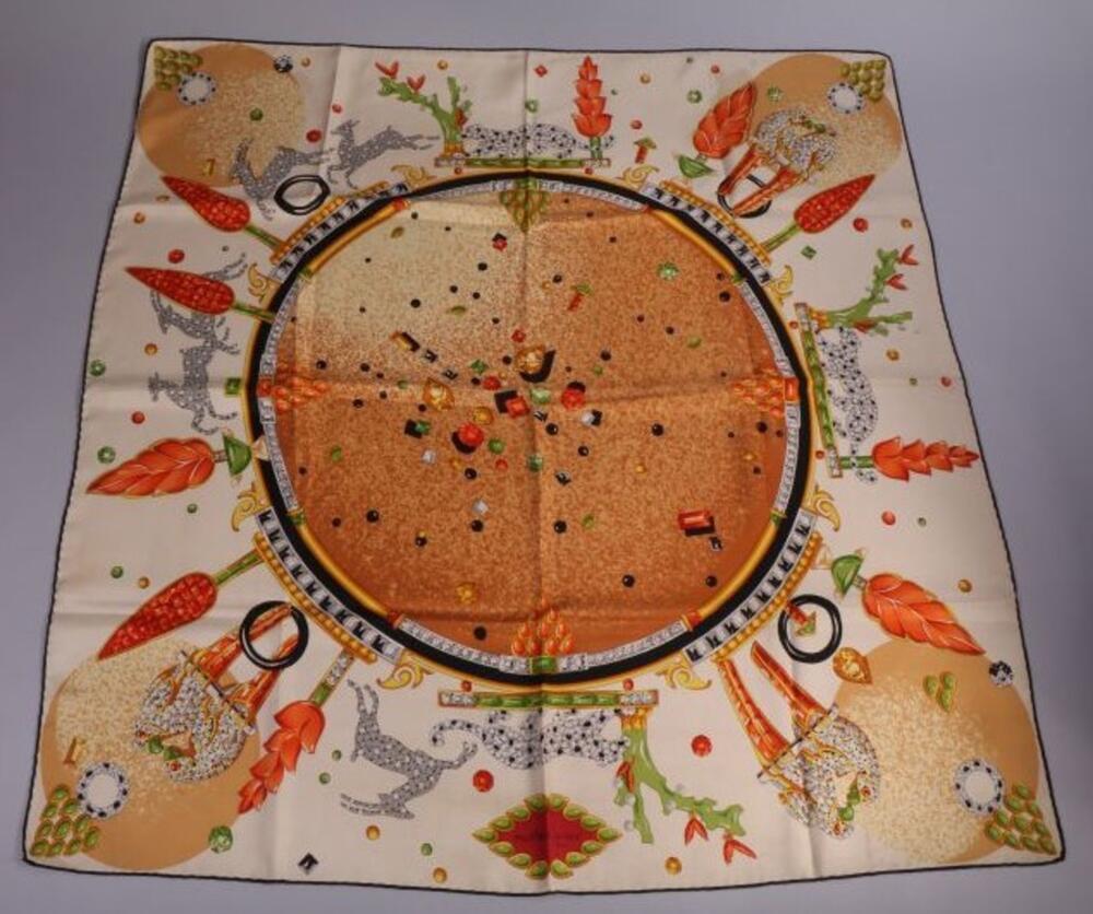 Foulard in ecrukleurige zijde met oranje, groene en zwarte print