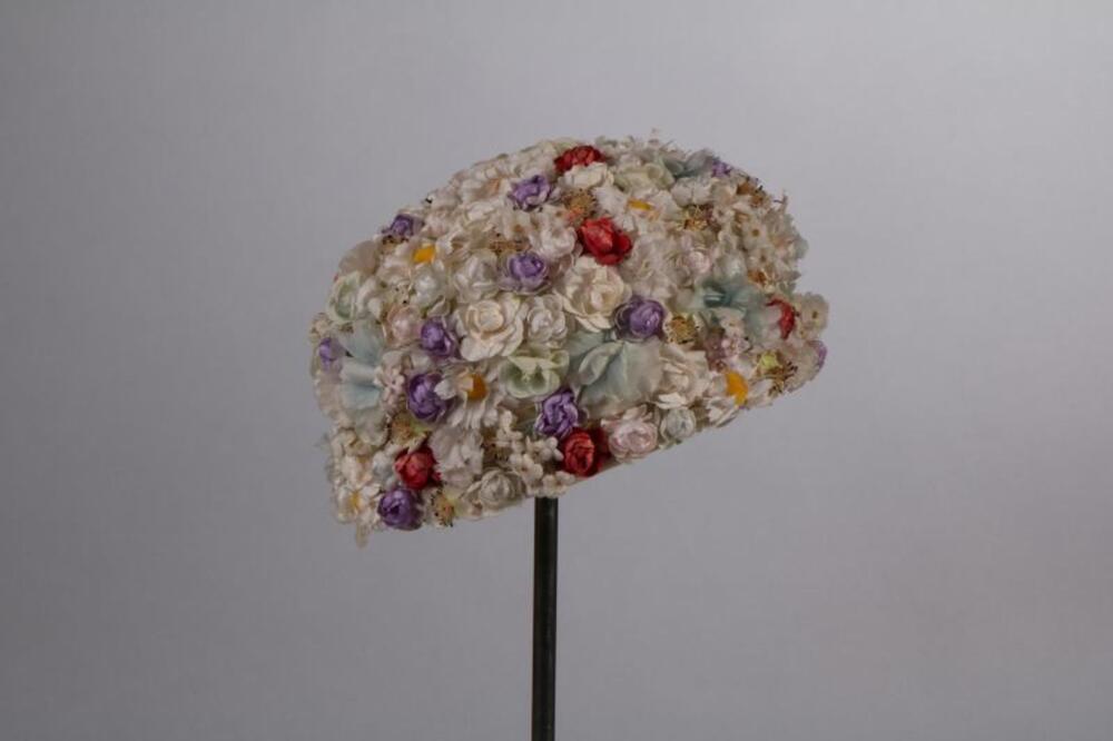 Hoed in potvormig model met veelkleurige bloemen