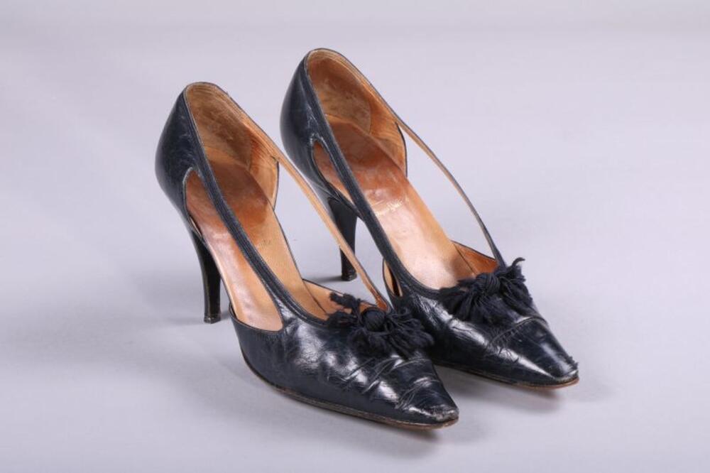 Schoenen in zwart leer met puntige neus