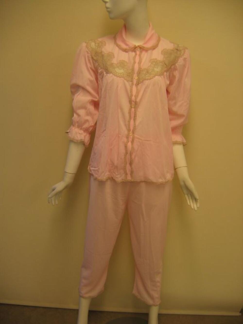 Pyjama in roze nylon met kant bestaande uit blouse en broek