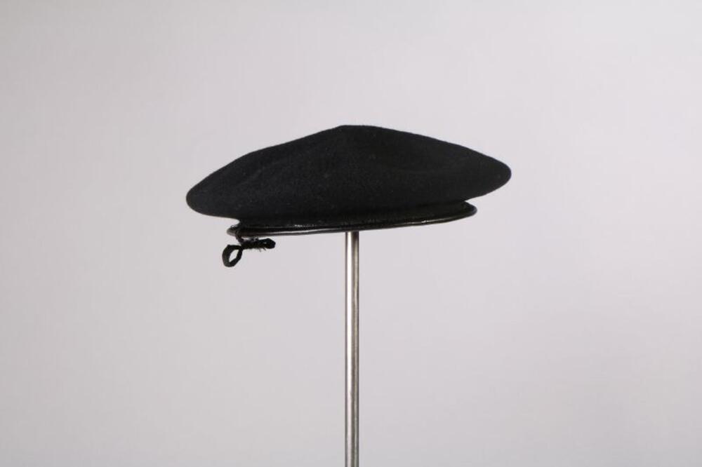 Baret in zwarte vilt met bies in zwart leer