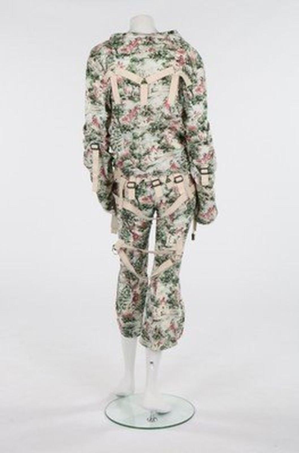 Ensemble bestaande uit broek en blouse met polychrome, toile-de-jouyachtige landschapsprint