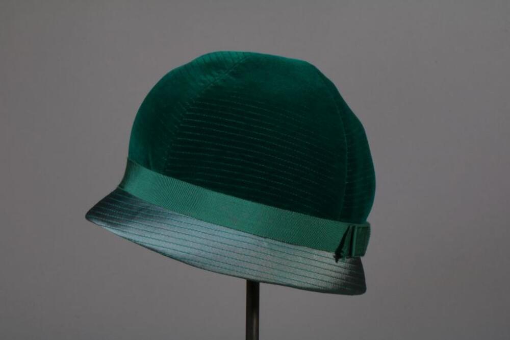 Hoed in groen fluweel