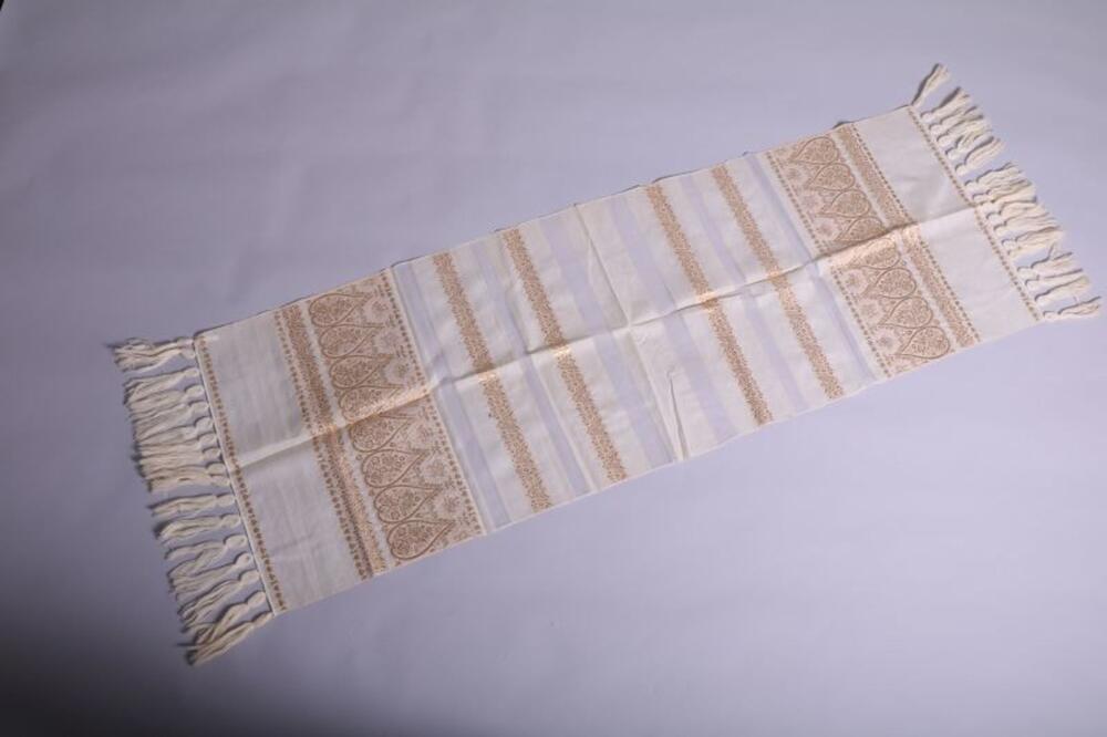 Stola in ecrukleurige wol met goudkleurige versiering