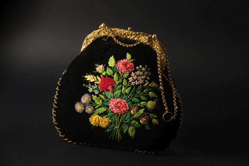 Zwarte, fluwelen beugeltas met bloemenboeket