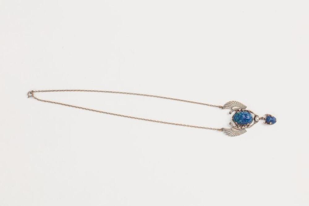 Halsketting met twee kevervormige blauwe stenen