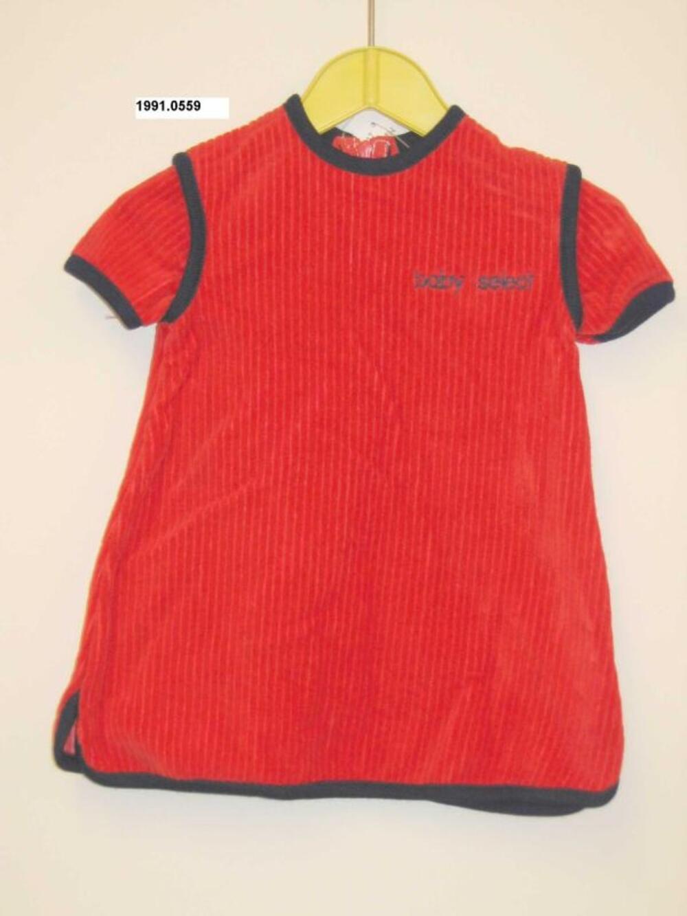 Jurk in rode corduroy met blauwe boorden
