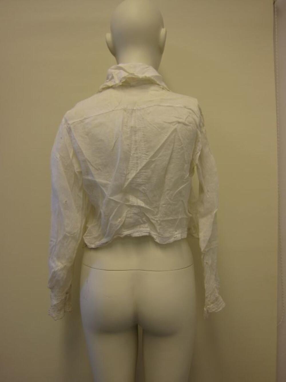 Blouse in witte batist met borduurwerk en kantversiering