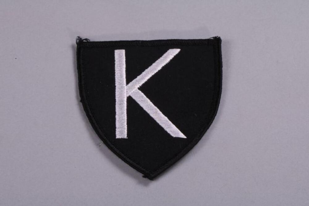 Zwarte stoffen applicatie met logo van Kyuso