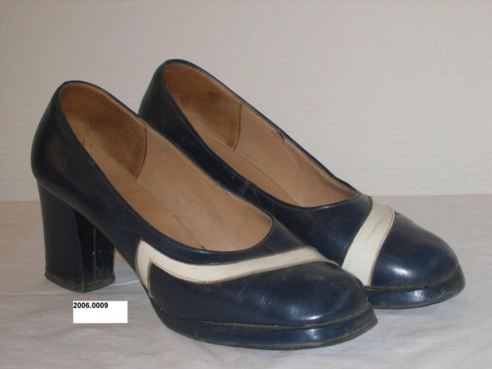 Pumps in blauw imitatieleer met witte versiering op het voorblad