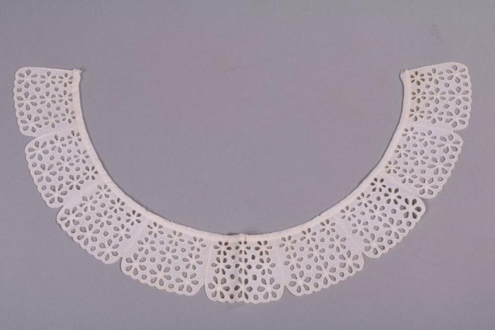 Kraag in witte broderie anglaise