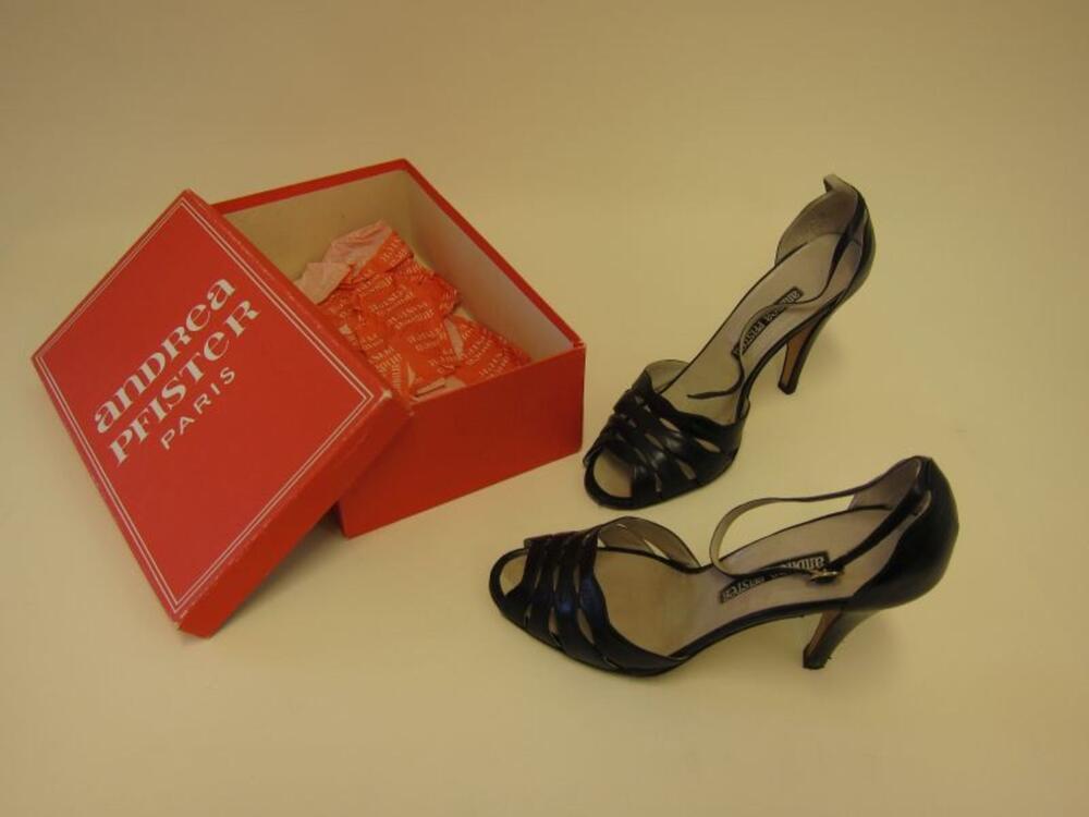 Ensemble bestaande uit sandalen in donkerblauw leer en schoenendoos