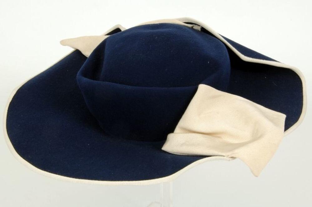 Hoed in donkerblauwe vilt met ecru ottoman
