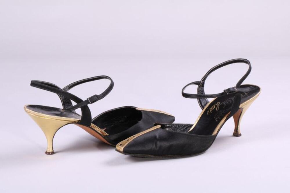 Open schoenen in zwarte satijn met goudkleurige versiering