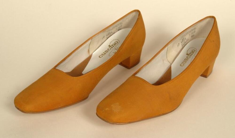 Okergele schoenen