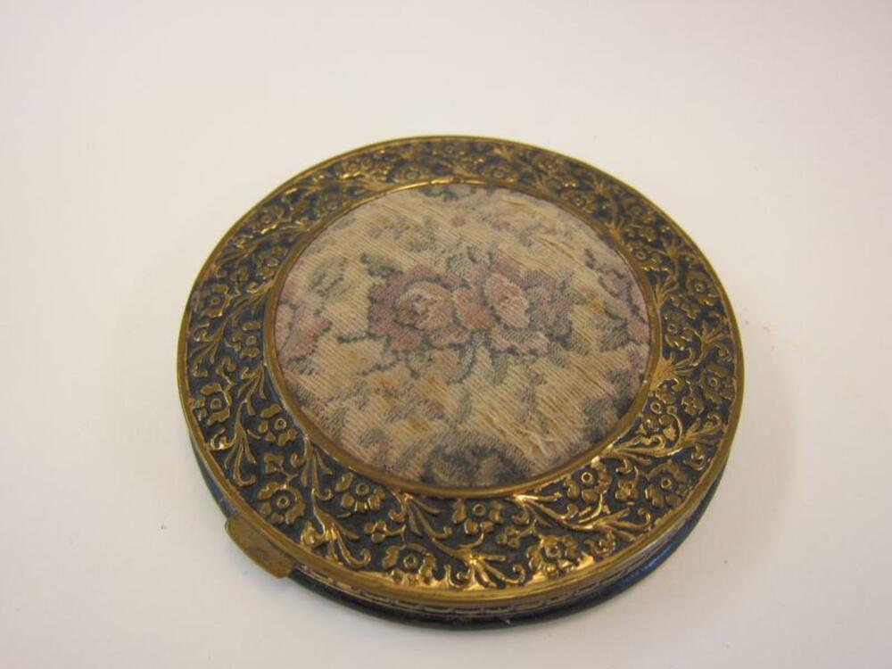 Poederdoos in tapisserie, koper en krokodillenleer