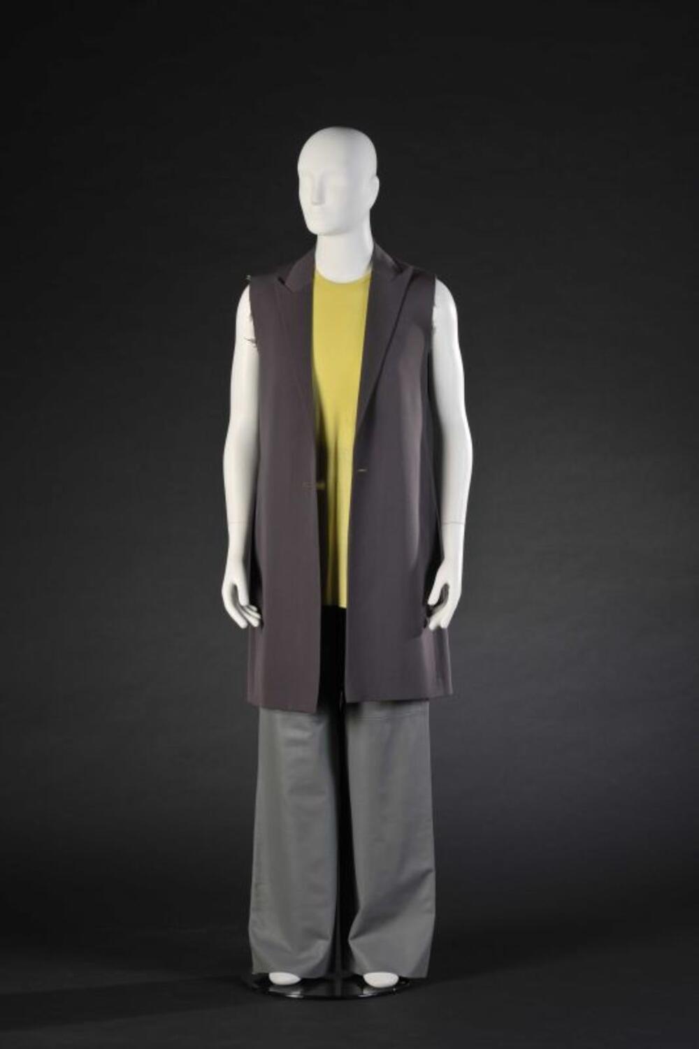 Ensemble bestaande uit auberginekleurige, lange vest zonder mouwen, grijze, leren joggingbroek en…