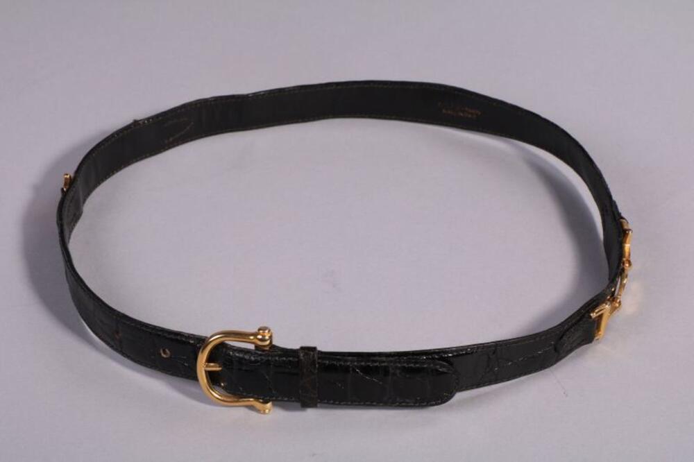 Riem in zwart leer met kleine goudkleurige d-bitringen als versiering
