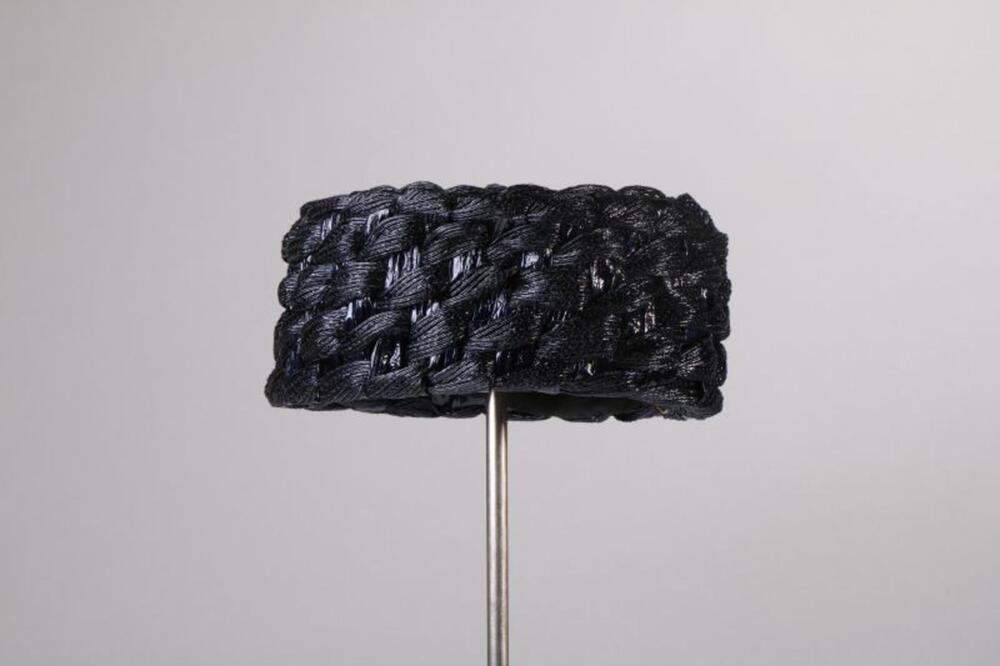Hoed in donkerblauwe raffia met hoedenspeld