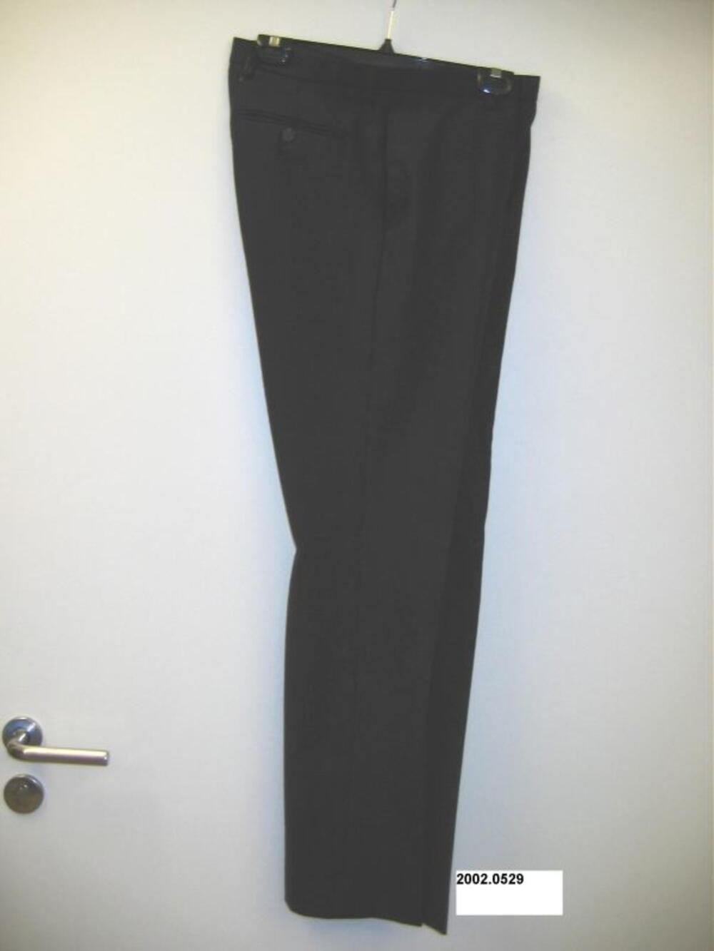 Broek met rechte pijpen in zwart polyester en zak in naad.