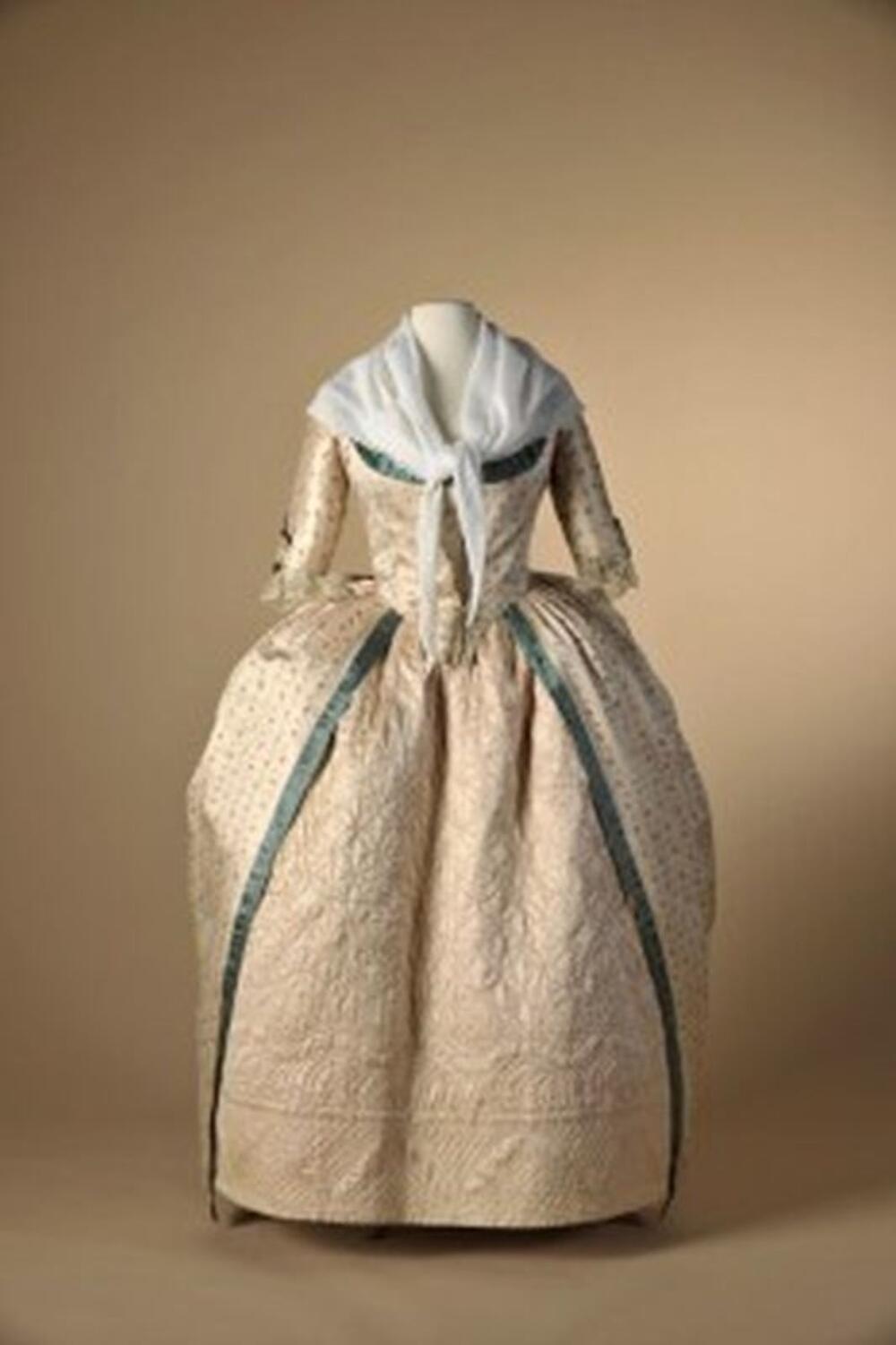 Oesterkleurige robe à la polonaise