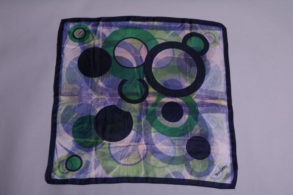 Vierkante foulard in zijde bedrukt met, paarse, blauwe en groene cirkels