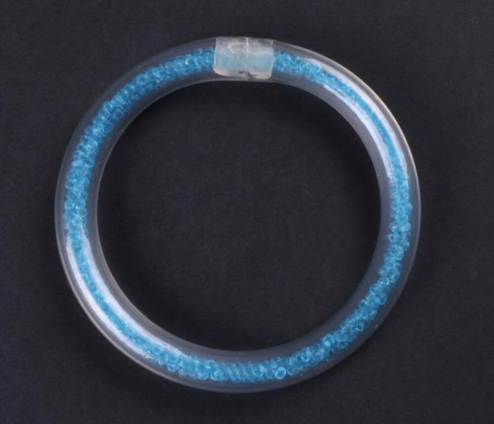 Armband in transparante plastic met gekleurde kralen