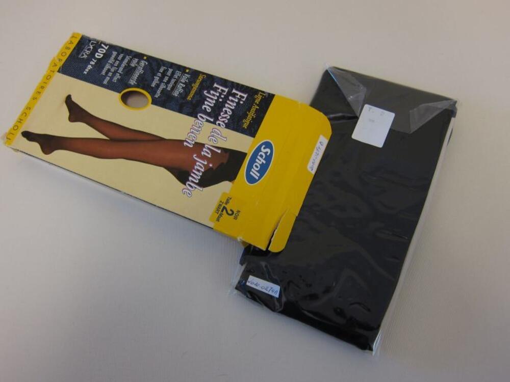 Ensemble bestaande uit kousen in zwarte nylon en originele productverpakking