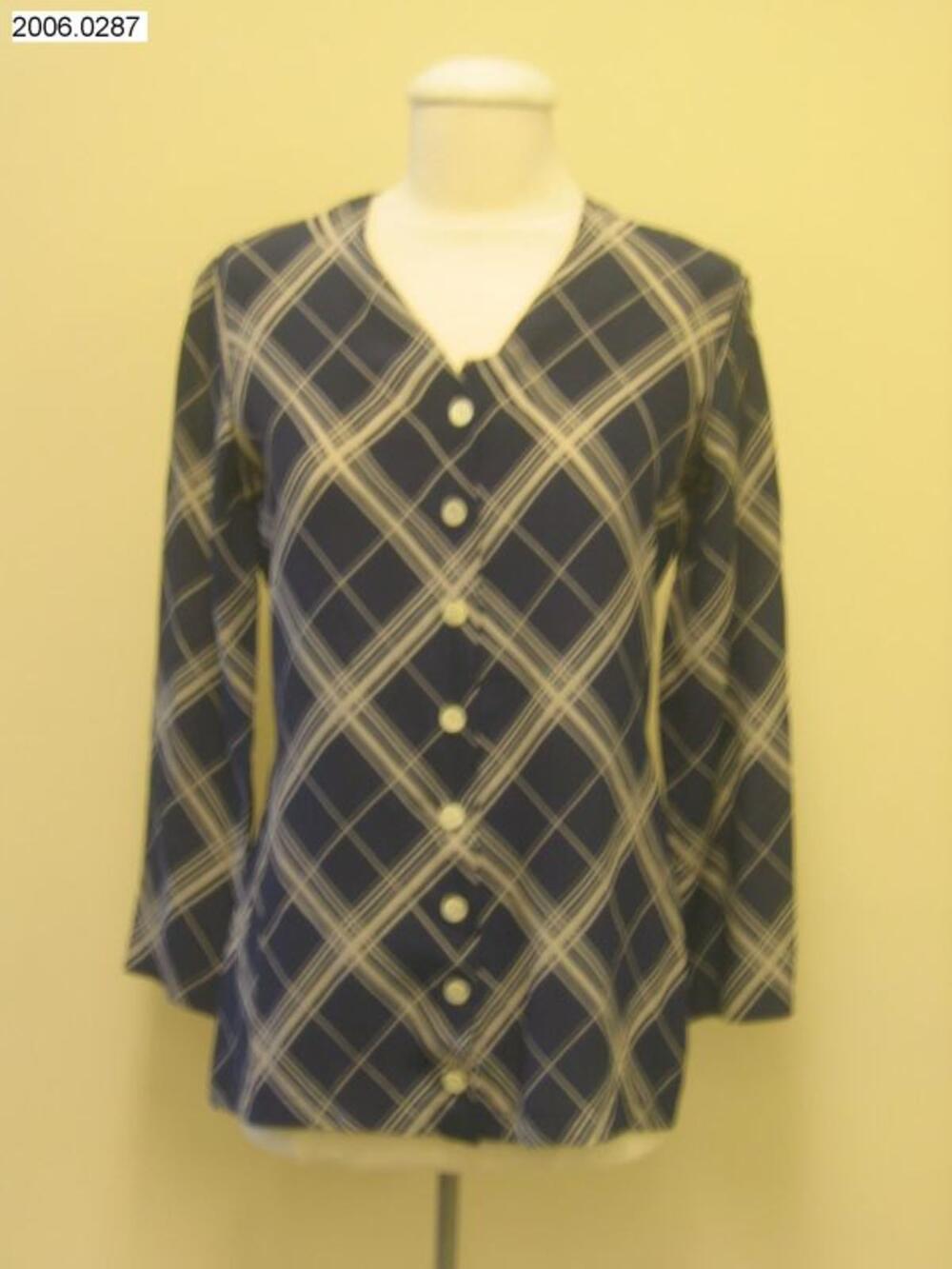 Blouse in donkerblauwe zijde met diagonale ruitenprint