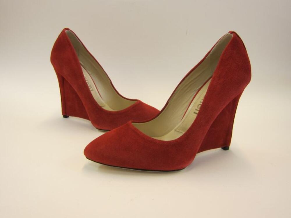 Pumps in rode suède met sleehak