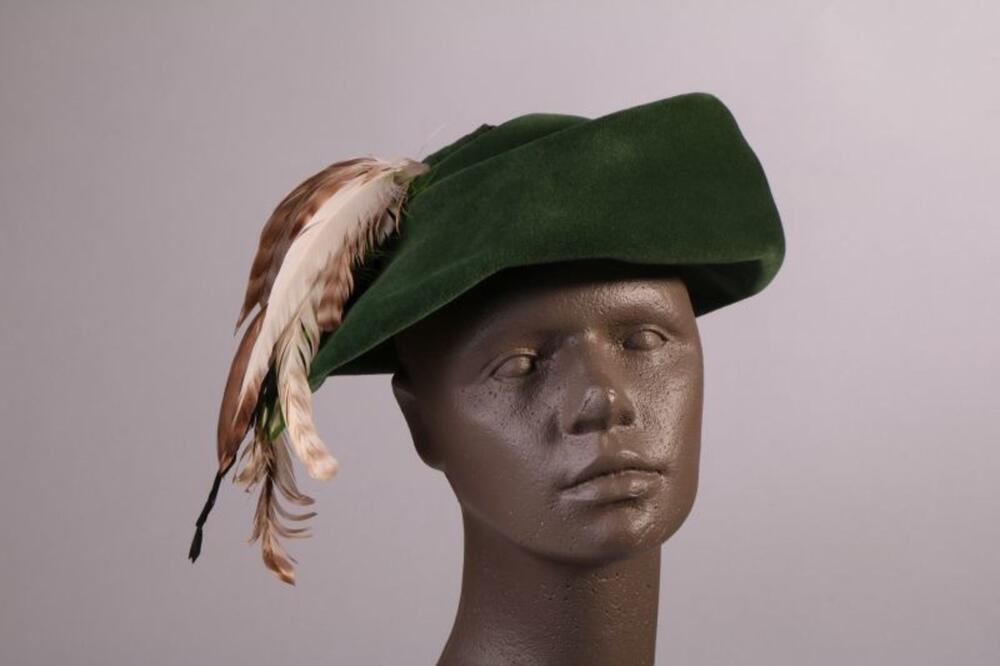 Hoed in groene fluweel met veren