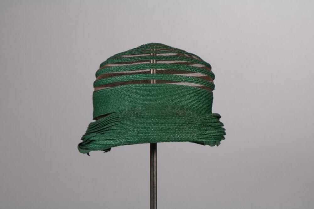 Hoed in groene stroband met strik in groene stroband