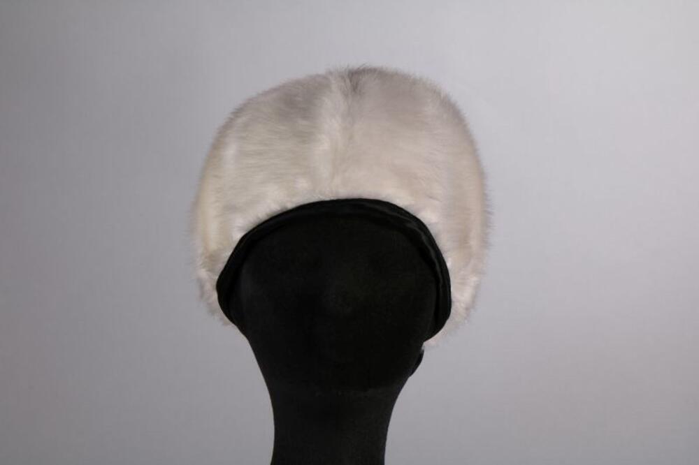Muts in witte synthetische bont met zwart bieslint